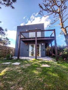 une maison avec une grande fenêtre sur le côté dans l'établissement Iona, à Punta del Diablo