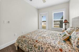 Ένα ή περισσότερα κρεβάτια σε δωμάτιο στο Completely Coastal Spacious townhome with Harbor views a Dock and community Pool +46 φωτογραφίες