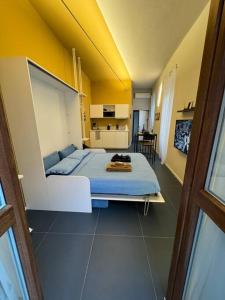 ein Schlafzimmer mit einem großen Bett in einem Zimmer in der Unterkunft Vicolo Muratori 1 in Moncalieri
