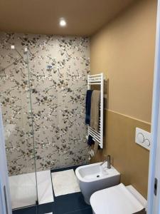 La salle de bains est pourvue de toilettes, d'une douche et d'un lavabo. dans l'établissement Vicolo Muratori 1, à Moncalieri