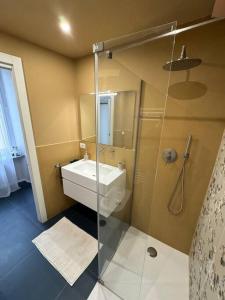 La salle de bains est pourvue d'une douche en verre et d'un lavabo. dans l'établissement Vicolo Muratori 1, à Moncalieri