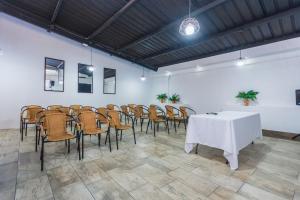 uma sala de conferências com mesa e cadeiras em Hotel Perlatto em Bello