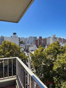 balcone con vista sulla città. di Apartamento en Cordón Soho a Montevideo