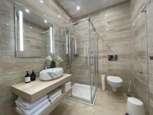 un bagno con doccia, lavandino e WC di Apartmány penzion Jasmín a Liberec