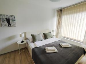 Un dormitorio con una cama con dos toallas encima. en Petra Garden apartment, en Bled
