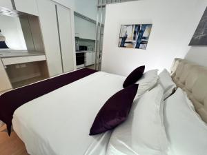 מיטה או מיטות בחדר ב-Yas Island Mayan Studio