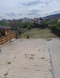 un patio de ladrillo con una valla y una casa en MATUS, en Hrabušice