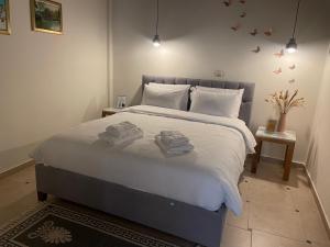 um quarto com uma cama grande com duas toalhas em Gravia's Villa em Graviá
