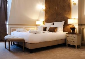Postel nebo postele na pokoji v ubytování Hôtel Château Héloïse