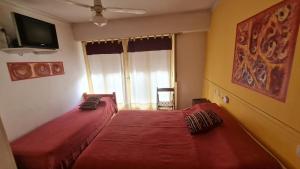 Una cama o camas en una habitación de Hotel del Paseo