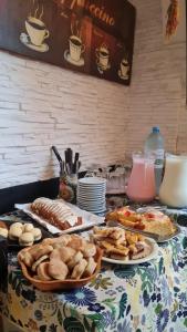una mesa cubierta con platos de comida en una mesa en Hotel del Paseo en Mar del Plata