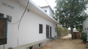 a side view of a white building at Happy Homestay in Khajurāho