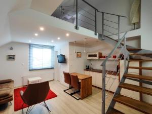 Apartament na poddaszu ze schodami i salonem w obiekcie Petra Garden apartment w Bledzie