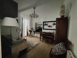 sala de estar con sofá y comedor en Apartment Salivoli, en Piombino