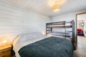 Uma ou mais camas em beliche em um quarto em Residence - Pièces 374