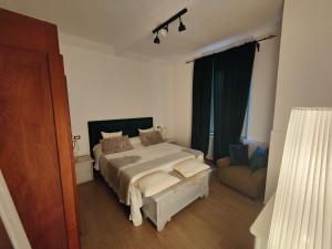 ピオンビーノにあるApartment Salivoliのベッドルーム(大型ベッド1台、ソファ付)