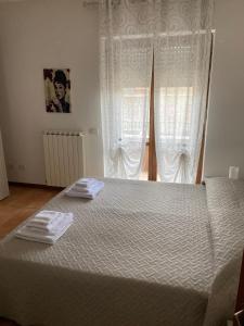 a bedroom with a large bed with two towels on it at Appartamento Antonietta-Assisi in Santa Maria degli Angeli