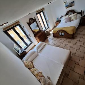 een slaapkamer met een bed en een spiegel bij Marina Vila House in Masnou