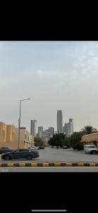 vista su una città con auto in un parcheggio di Cozy studio at Al aqiq a Riyad