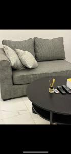 un soggiorno con divano e tavolino da caffè di Cozy studio at Al aqiq a Riyad