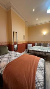 Una cama o camas en una habitación de 25 Minutes to Central London Rooms 35