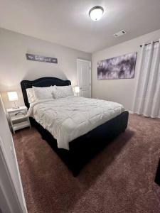 um quarto com uma cama grande num quarto em Spacious 4 BR in Suburban Metro Atlanta em McDonough
