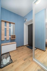 um quarto com um espelho e uma parede azul em Блакитна студия, Південний вокзал 5 хвилин em Carcóvia