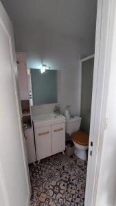 uma casa de banho com um WC, um lavatório e um espelho. em Studio Le Cosy em Montrichard
