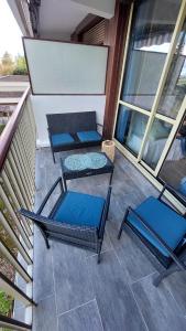 un balcone con tre sedie e tavoli su un edificio di Studio Le Cosy a Montrichard Altre 35 foto