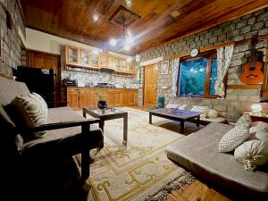 馬拉里的住宿－The OakHurst，带沙发和石墙的客厅