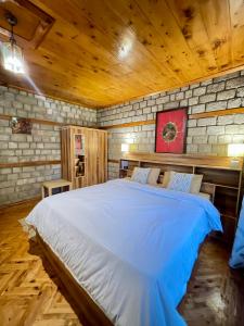 ein Schlafzimmer mit einem großen weißen Bett in einem Zimmer in der Unterkunft The OakHurst in Manali