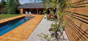 韋爾科爾地區拉沙佩勒的住宿－Gîtes Vu d'Ici，一个带游泳池和房子的后院