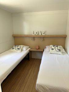מיטה או מיטות בחדר ב-Mobile Homes Bugi