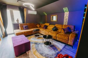 NevesinjeにあるNL Studio Apartmentsの紫の壁のリビングルーム(ブラウンソファ付)