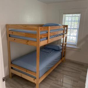 Postel nebo postele na pokoji v ubytování Parnasus Wynwood