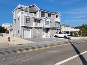 um camião branco estacionado em frente a uma casa grande em 6 Bedroom Luxury Home em Brighton Beach