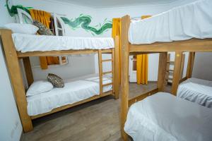 kilka łóżek piętrowych w pokoju w obiekcie Casa Águila y Cóndor w mieście Lima