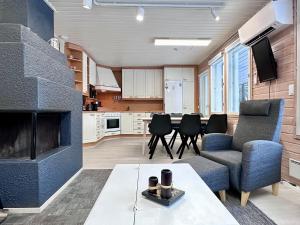 uma sala de estar com um sofá e uma lareira em Villa Kiviaapa in Ruka Kuusamo em Ruka
