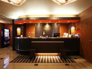 un hall avec un bar dans un hôtel dans l'établissement APA Hotel Takamatsu Kawaramachi, à Takamatsu