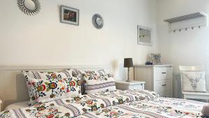 - une chambre blanche avec un lit et des oreillers dans l'établissement Casa de Vacanta Potoc, à Potoc