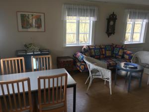 エンシェーピングにあるEnköping Cottageのリビングルーム(ソファ、テーブル、椅子付)
