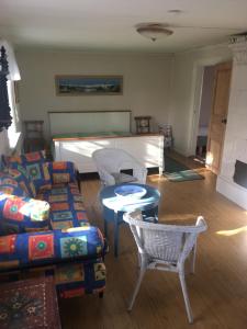 Posezení v ubytování Enköping Cottage