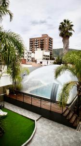 Posada del Angel- By HVH في فيلا كارلوس باز: مسبح كبير على جانب مبنى