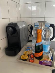 ein Tablett mit 2 Flaschen Alkohol und einem Toaster in der Unterkunft Lux Lotnisko in Breslau