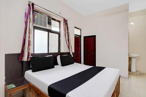 Posteľ alebo postele v izbe v ubytovaní OYO Hotel B Shiv Ji