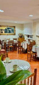 una sala da pranzo con tavoli, sedie e una tavola di Hotel La Rivera a Arenas de Cabrales