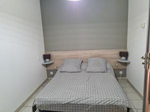 Łóżko lub łóżka w pokoju w obiekcie Villa individuelle 8 personnes clim, internet