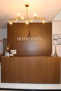 a hotel paris sign on top of a reception desk at Hotel París in Villeta