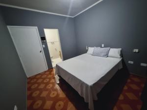 Llit o llits en una habitació de Villa Fátima Hostel GRU