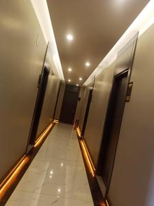 un pasillo con ascensores en un edificio con luces en Basar hotel, en Erdemli